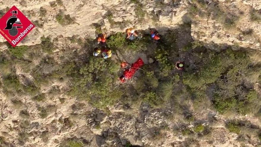 Vídeo del rescate en helicóptero a un individuo tras caer en el barranco de Eneko, en Agost