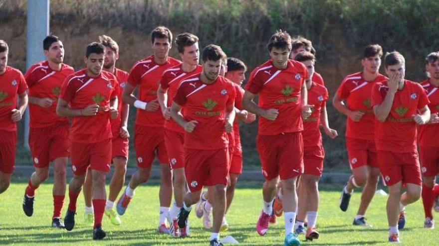 Los jugadores realizan carrera continua en la primera sesión de trabajo, ayer en el anexo.