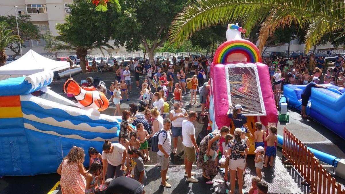 Centenares de pequeños disfrutaron durante casi cuatro horas de las actividades con agua en el parque Don Quijote.