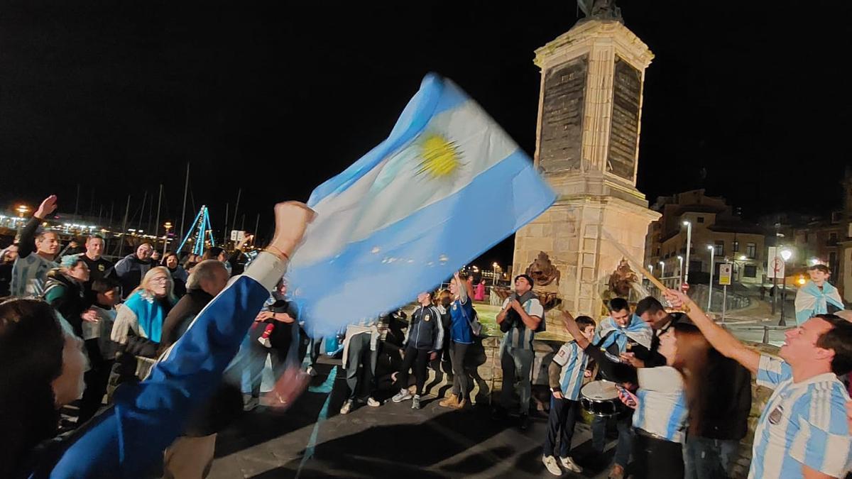 Los argentinos residentes en Asturias celebran en Oviedo y Gijón la victoria de su selección en el Mundial