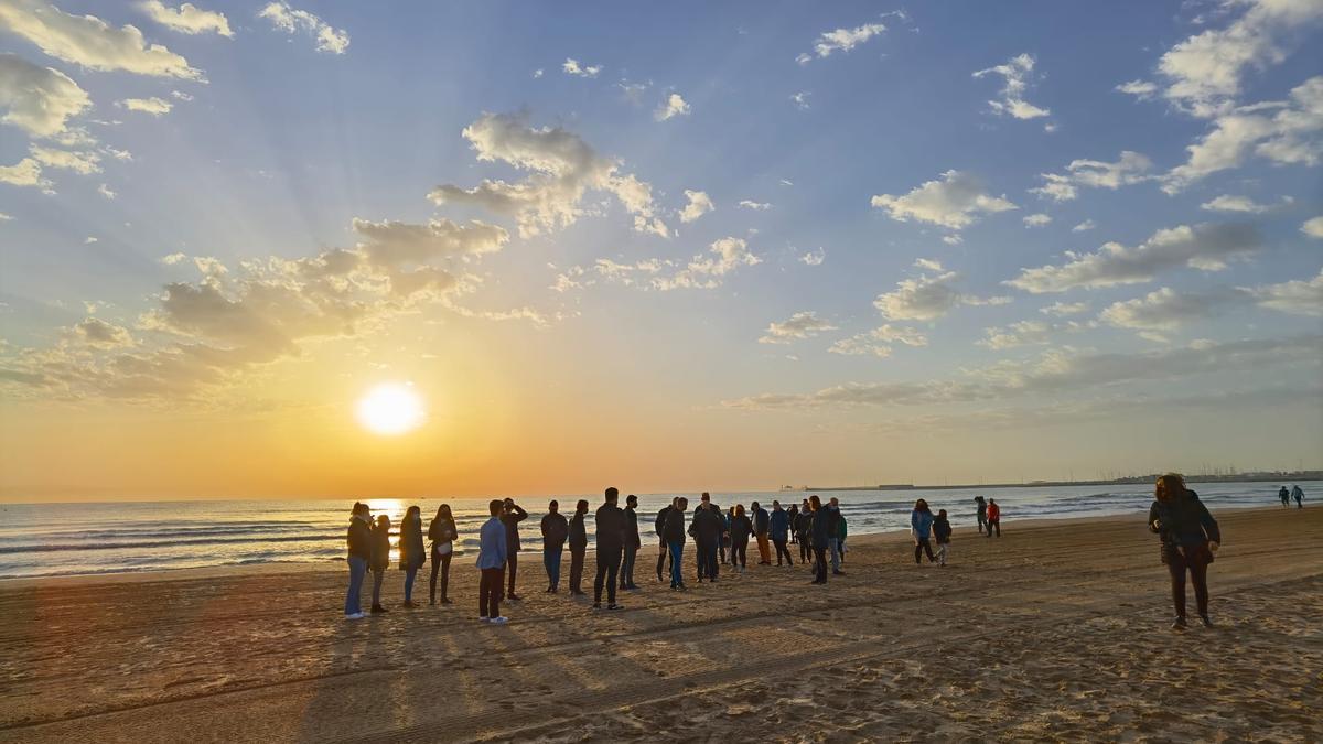 La hermandad del Cristo del Salvador acude a rezar a la playa de El Cabanyal