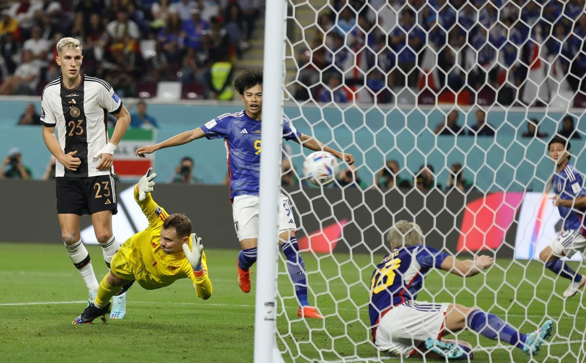 Doha (Qatar), 23/11/2022.- Goalkeeper Manuel Neuer (2L) of Germany concedes the equalizer during the FIFA World Cup 2022 group E soccer match between Germany and Japan at Khalifa International Stadium in Doha, Qatar, 23 November 2022. (Mundial de Fútbol, Alemania, Japón, Catar) EFE/EPA/Ronald Wittek