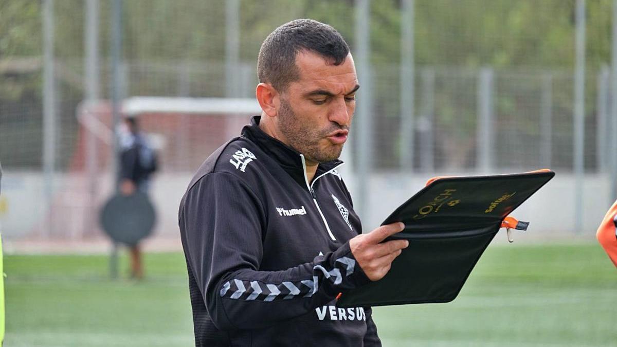 Adrián Hernández, con sus notas en un entrenamiento.