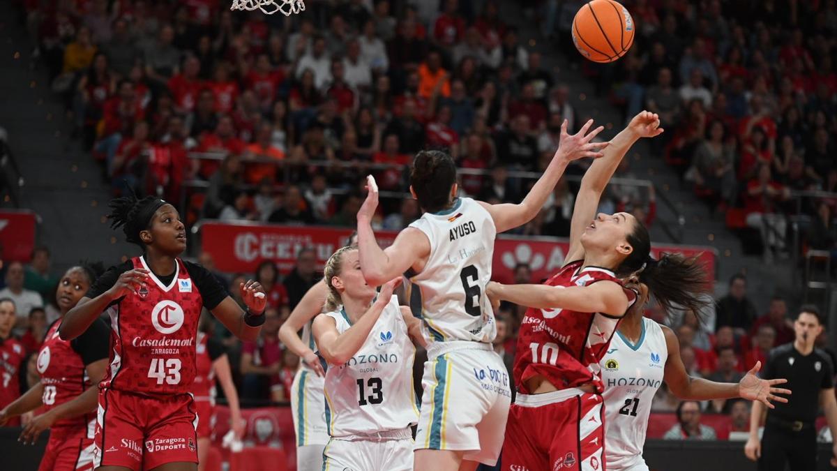 Las jugadoras del Casademont y del Jairis pelean por un balón durante el duelo