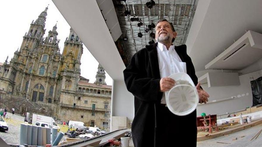 El arquitecto Iago Seara, responsabe del escenario de la plaza del Obradoiro donde el Papa Benedicto XVI oficiará una misa dentro de su visita a España, el próximo sábado, durante la entrevista con Efe, esta mañana en Santiago de Compostela. // EFE