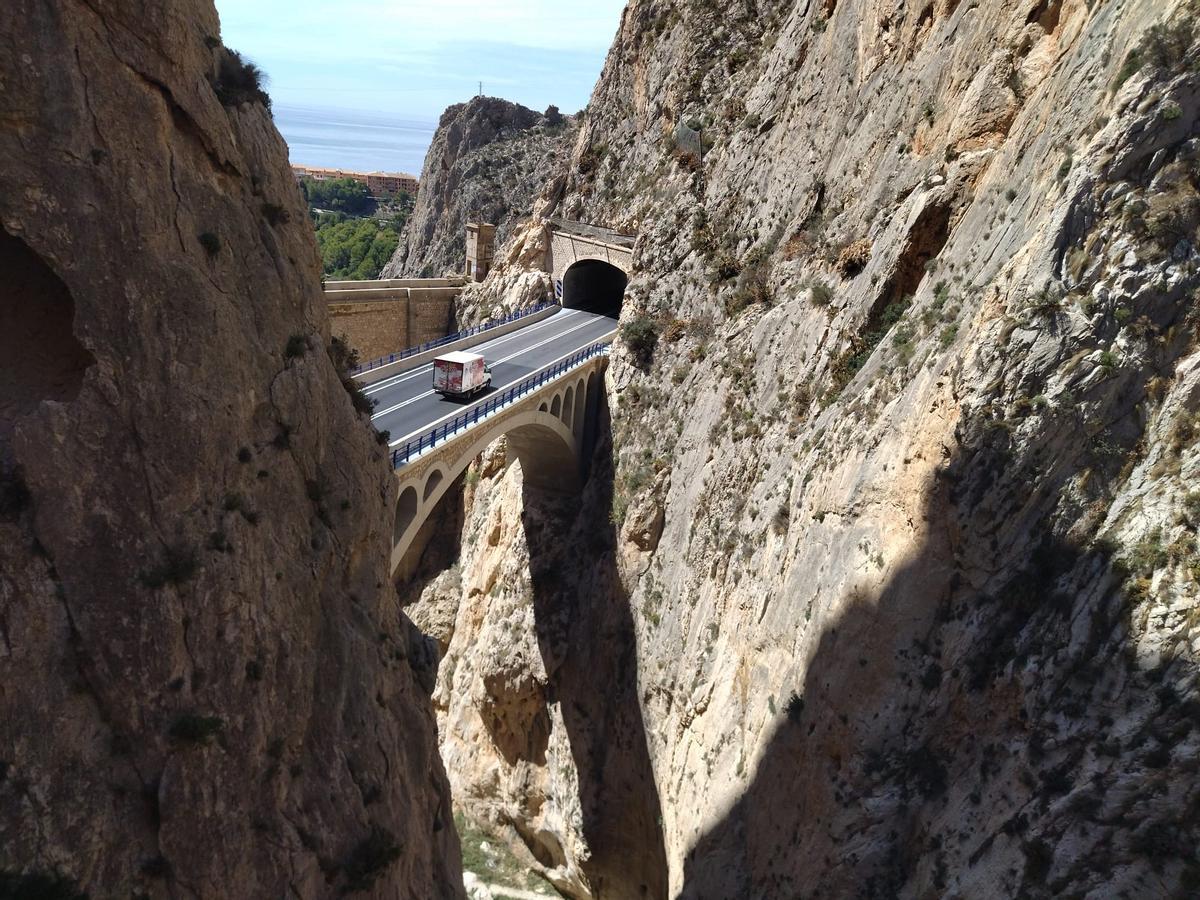El puente desde la N-332 del Mascarat, observado desde el viaducto del tren