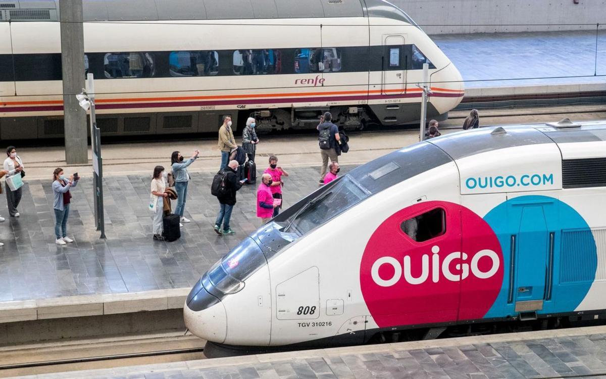 Zwischenhalt in Zaragoza: Züge von Ouigo und Renfe.  | FOTO: JAVIER CEBOLLADA/EFE