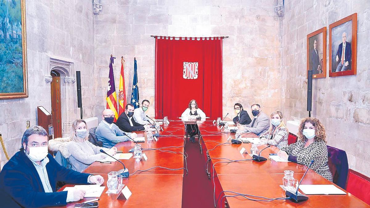 Armengol presidió la reunión con los representantes sociales de Baleares.