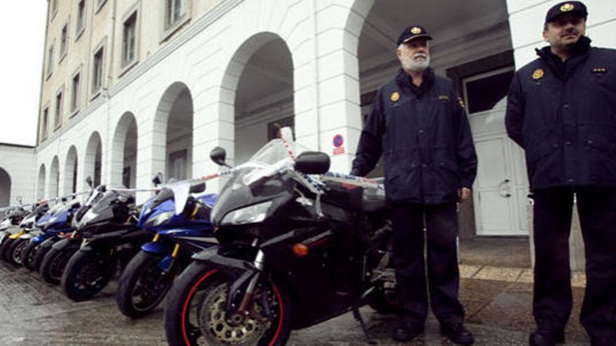 Los agentes posan junto a las motos incautadas. Miki López