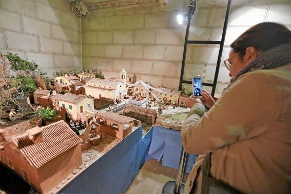 Auch das Gebäude des Inselrats, des Consell de Mallorca im Carrer Palau Reial, knipste nun seine Adventsbeleuchtung an. Zum feierlichen Anlass wurden die Passanten auf heiße Schokolade eingeladen und