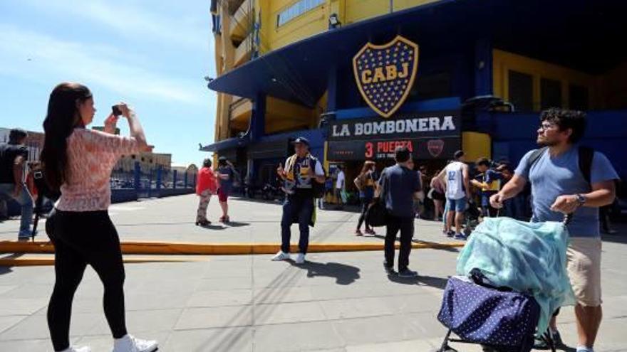 Un seguidor de Boca fent-se una foto de record davant la Bombonera ahir al matí.