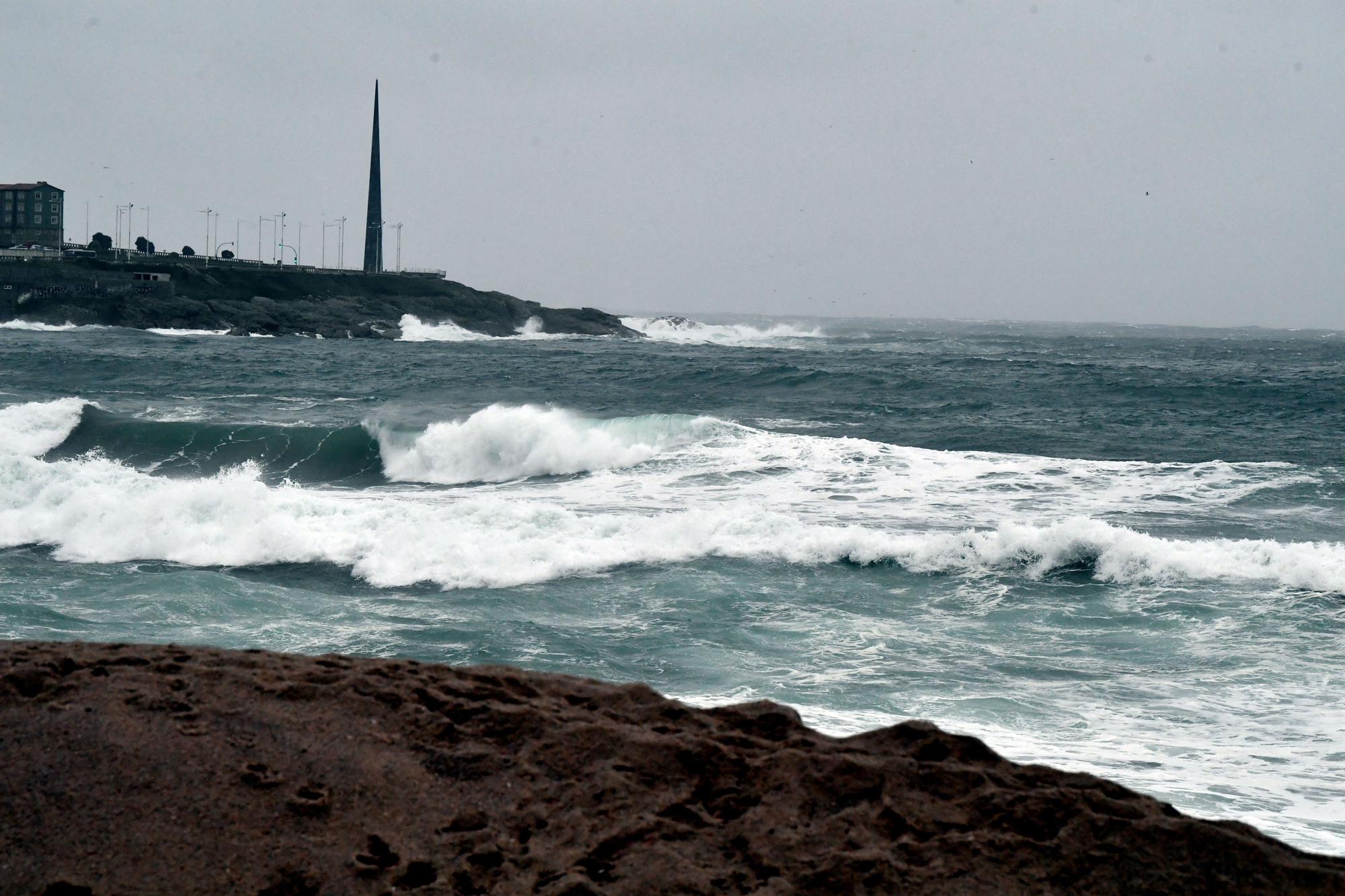 A Coruña se prepara para la alerta roja por olas de más de 8 metros