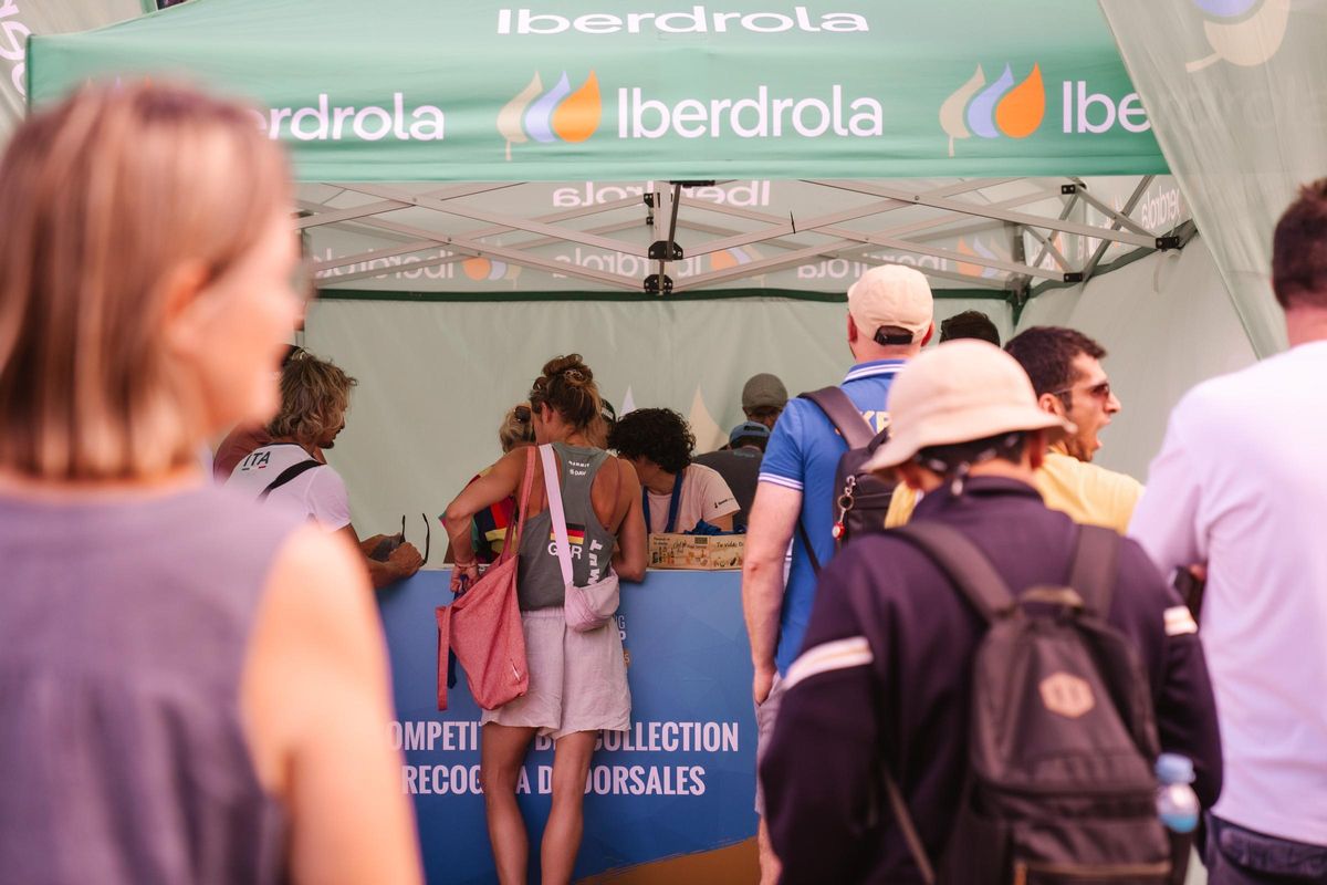 Entrega de dorsales a escaladores profesionales y federaciones en la carpa de Iberdrola