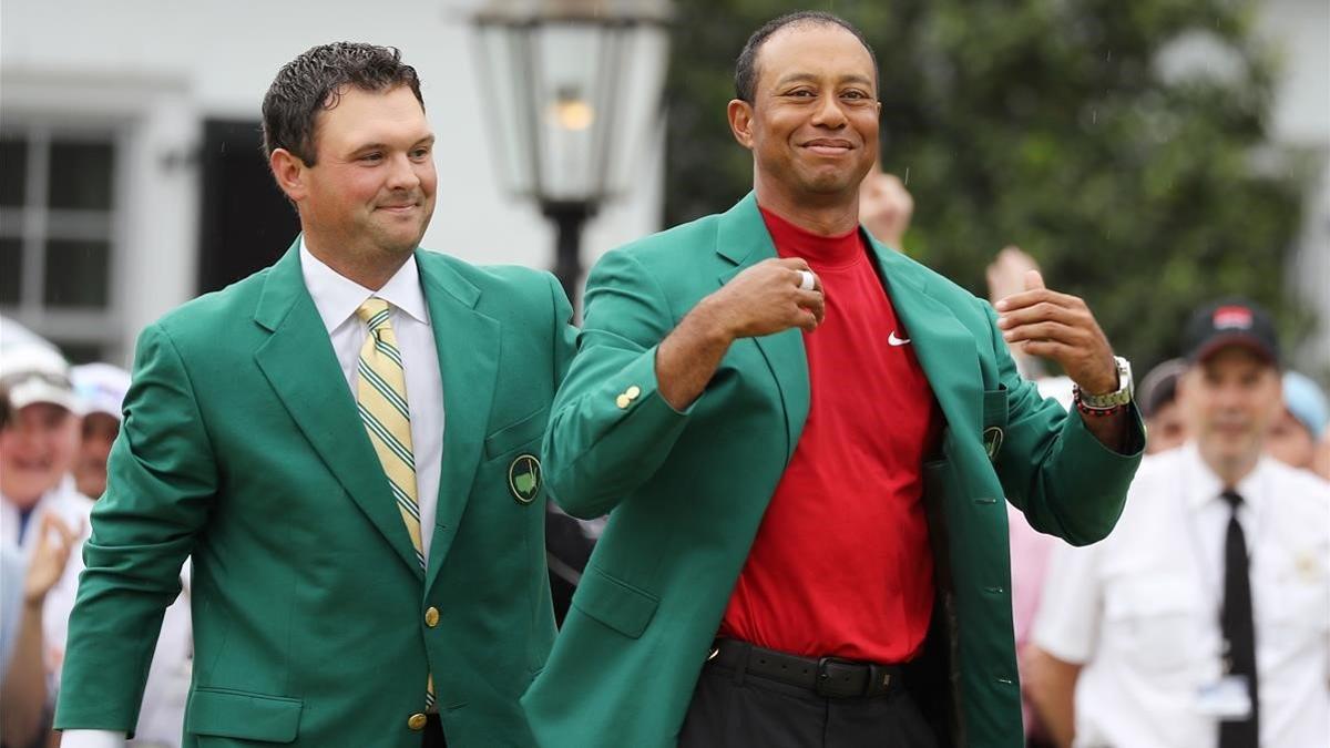 Tiger Woods recibe la chaqueta verde del anterior ganador Patrick Reed en la ceremonia del Masters