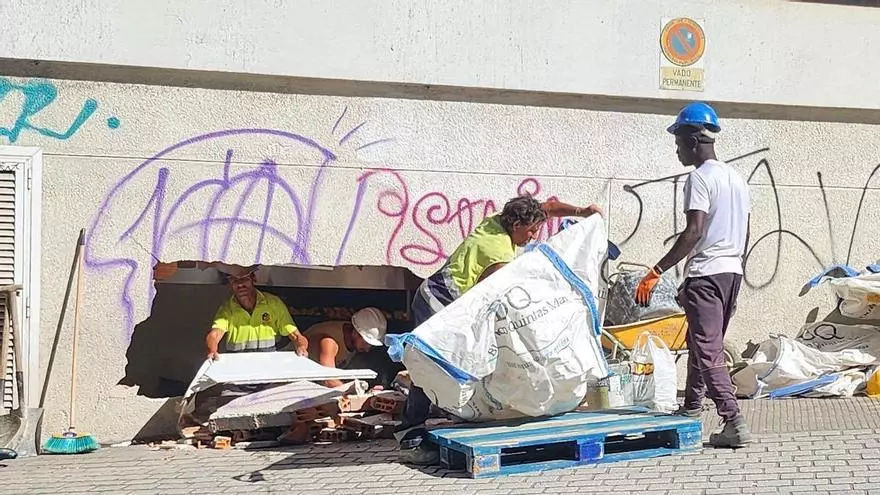 Un coche sin frenos choca contra un céntrico supermercado de Vigo y hiere a una empleada