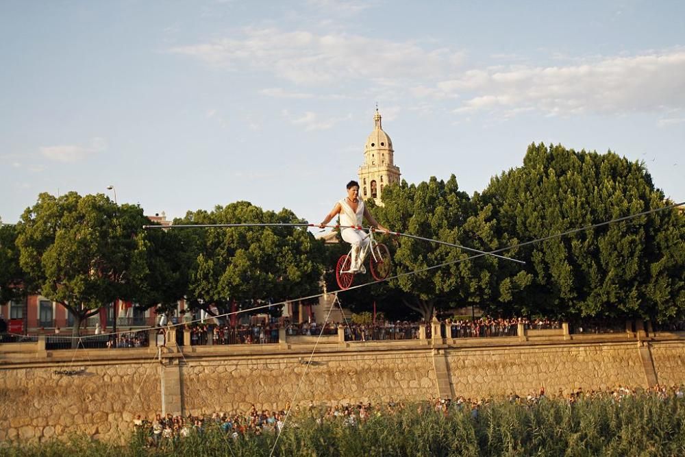 Un funambulista cruza el río Segura a su paso por Murcia