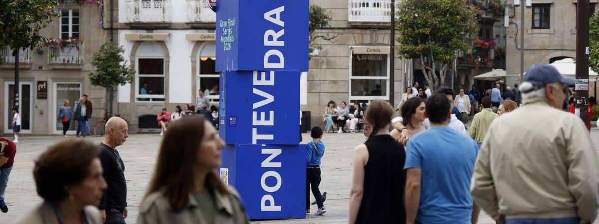 Ambiente ayer por la tarde en la Praza da Ferrería, donde hay señalizaciones del evento. | G. Santos