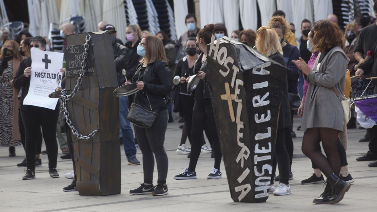 Hosteleros y comerciantes de luto en Avilés: "Nuestros sectores se mueren"