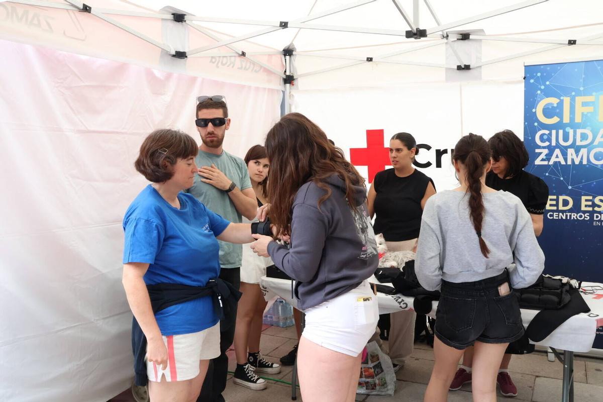 Feria técnica y tecnológica en La Marina, dentro de las actividades de la Semana de las Personas Mayores.
