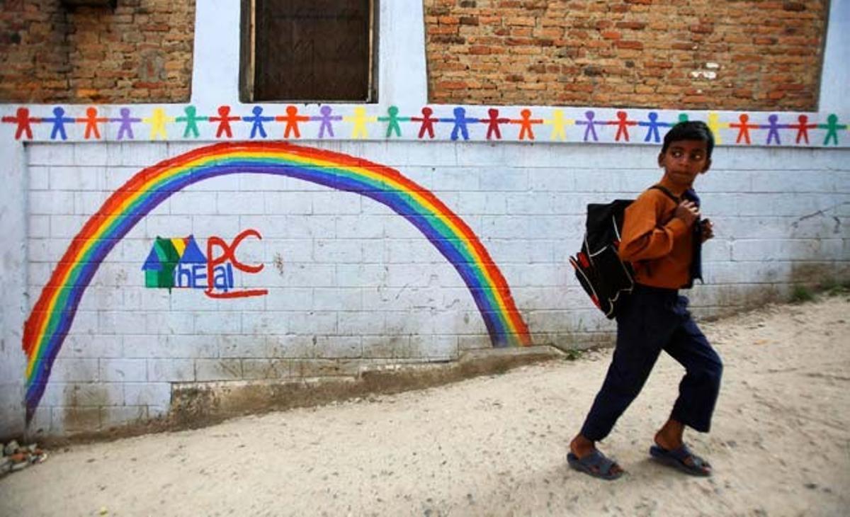Un nen camina cap a l’escola a Kàtmandu (Nepal).