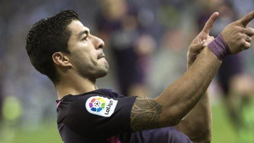 Luis Suárez celebra el primer dels dos gols que va marcar anit a l&#039;estadi de Cornellà-El Prat