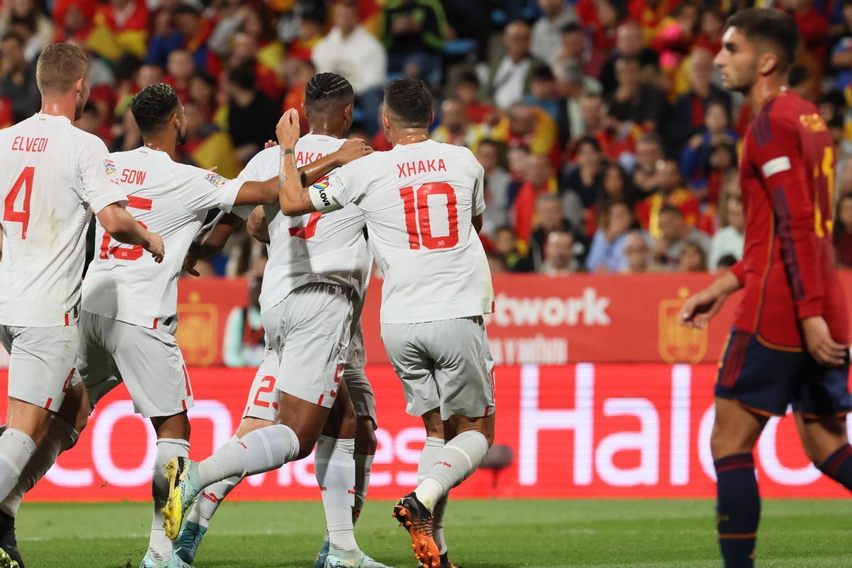 ZARAGOZA, 24/09/2022.- El defensa de la selección suiza Manuel Akanji (3-i) celebra con sus compañeros tras marcar ante España, durante el partido de la Liga de Naciones que España y Suiza disputan este sábado en el estadio de La Romareda, en Zaragoza. EFE/Toni Galán