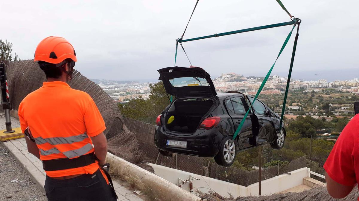 Un coche cae a una piscina del barrio de Cas Mut en Ibiza