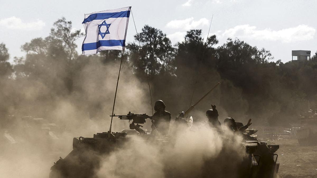 Un tanque israelí toma posición cerca de la frontera con Gaza.