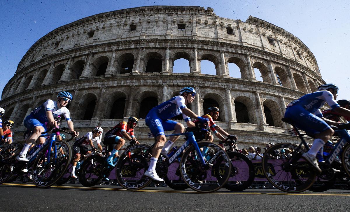 Rome (Italy), 28/05/2023.- The pack rides past the Colosseum during the 21st and last stage of the 2023 Giro d’Italia cycling race, over 126 km from Rome to Rome, in Rome, Italy, 28 May 2023. (Ciclismo, Italia, Roma) EFE/EPA/ANGELO CARCONI