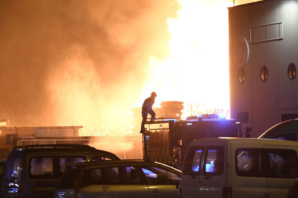 Estas son las imágenes que el aparatoso incendio de Puente Tocinos ha dejado este sábado