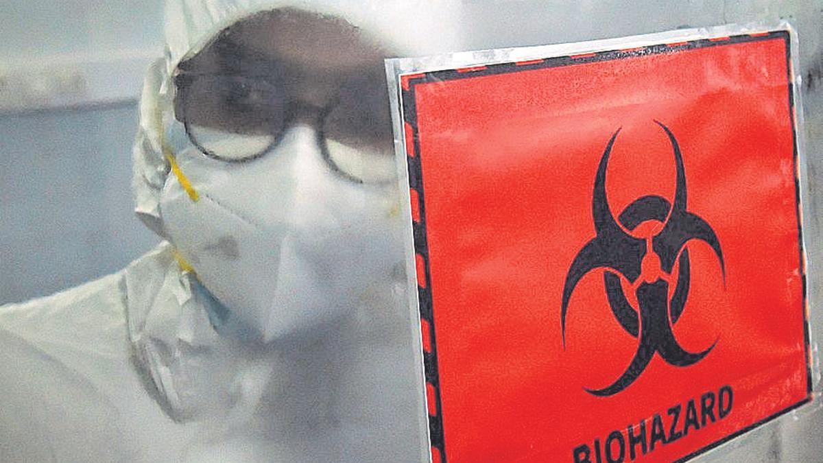 Personal de laboratorio analiza el virus de la viruela del mono en la India.