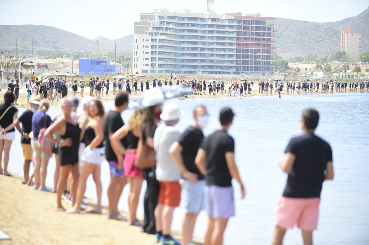 Miles de murcianos forman una cadena humana que rodea al Mar Menor en señal de protesta