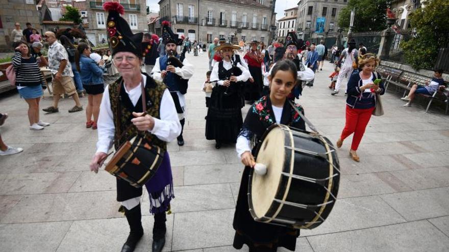 El grupo Os Alegres puso música al desfile religioso. |   // GUSTAVO SANTOS