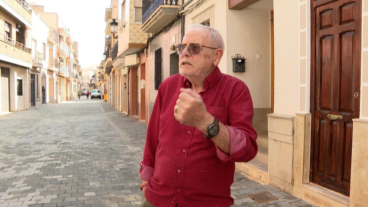 Lorenzo Paredes en la calle donde vive en Paiporta.