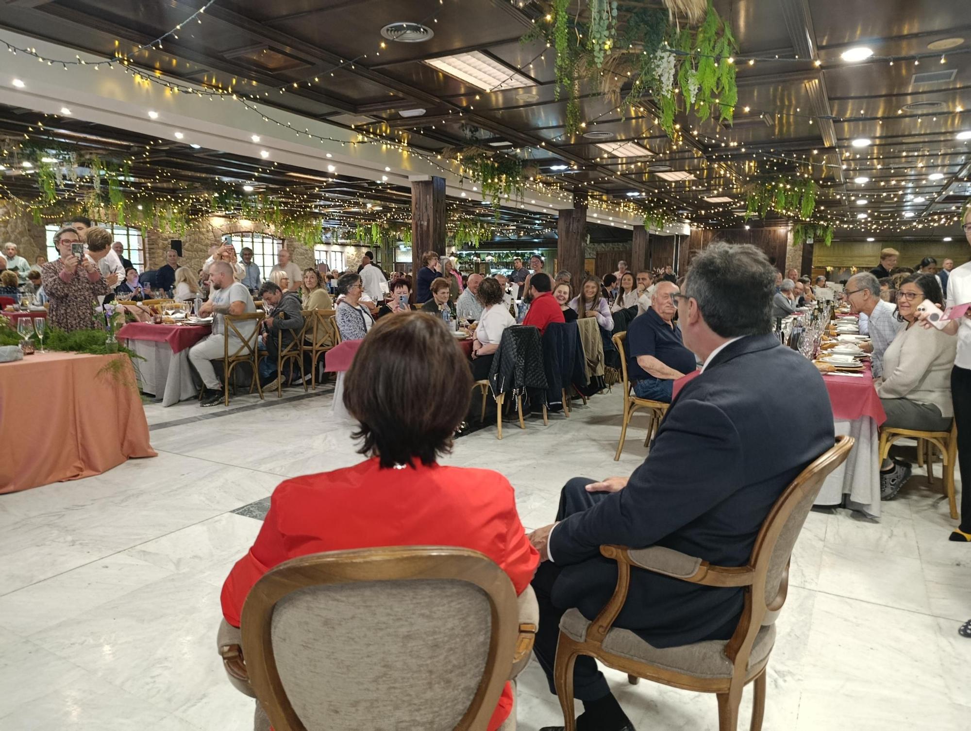 Emotivo y multitudinario homenaje a los sanitarios de Villabona