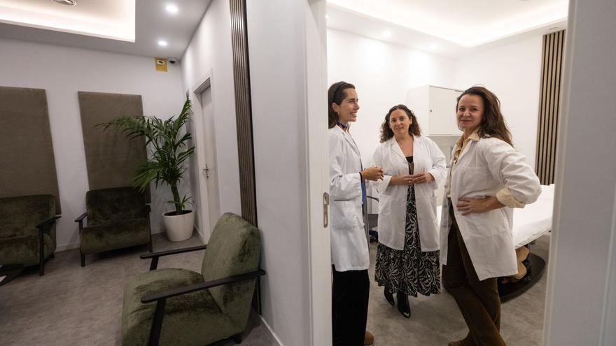 Las doctoras Irene Toboso (medicina estética) y Ainhoa Placer (cirugía plástica) y la nutricionista Sonia Torres, en una de las consultas. | FOTOS: VICENT MARÍ