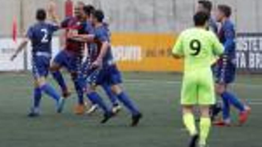 Els jugadors del Llagostera, celebrant un gol durant el partit amb el Santboià.