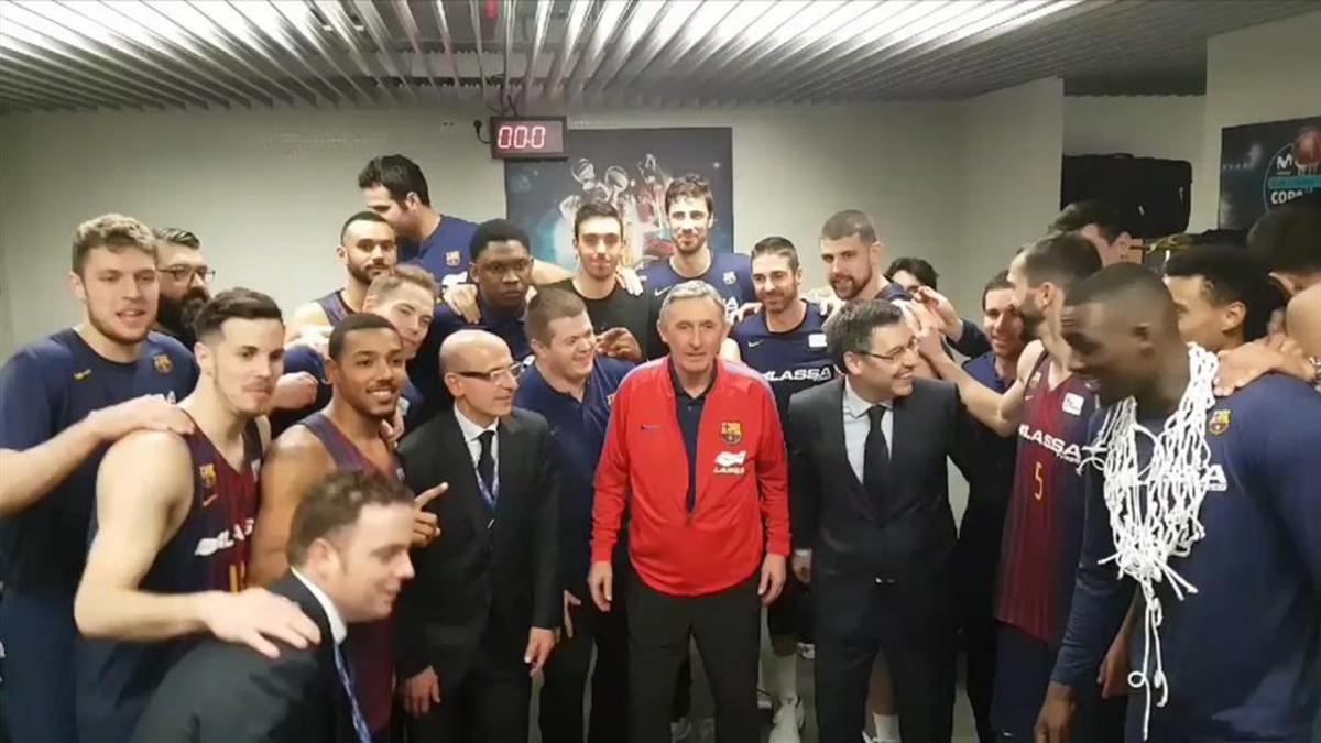 Pesic, rodeado del presidente y el directivo de la sección, junto al equipo