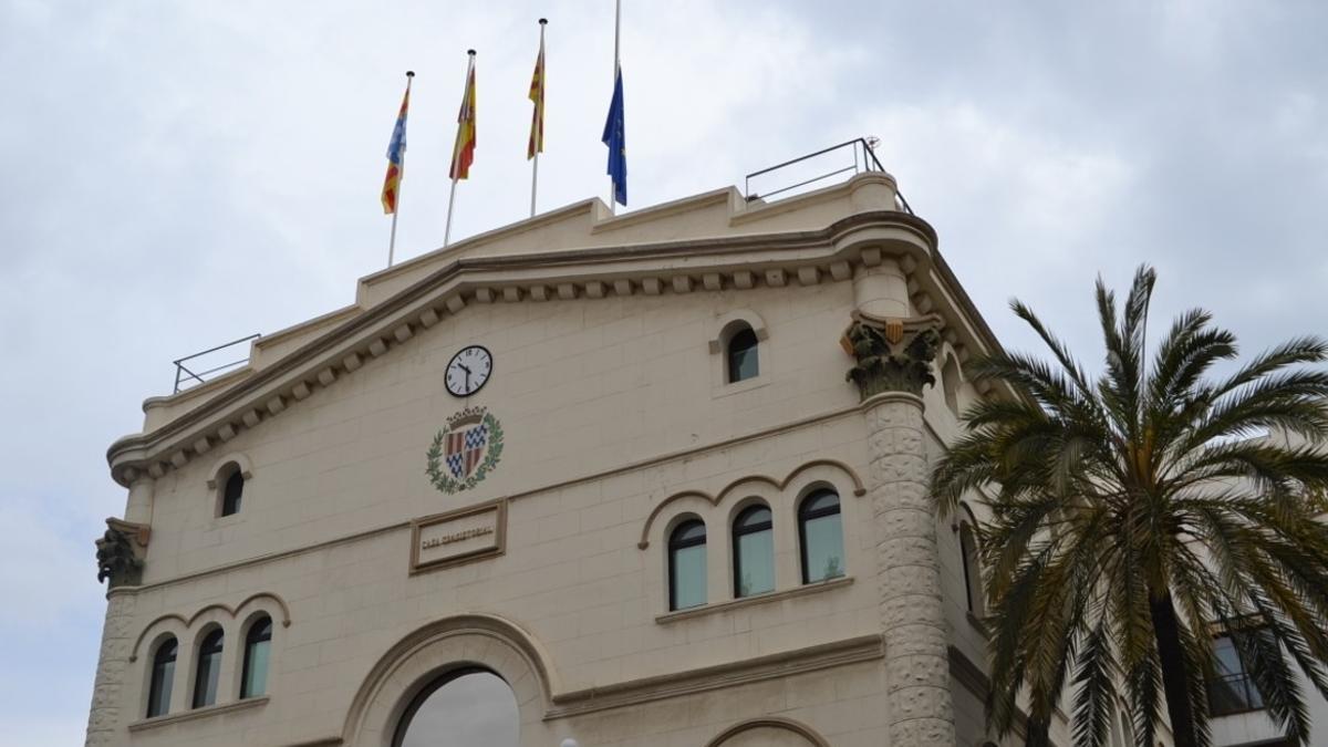 Fachada del Ayuntamiento de Badalona con la bandera europea a media asta.