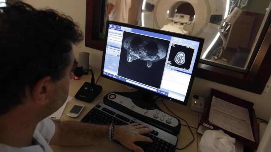 Personal de Radiología del Hospital de Sant Joan exploran una resonancia