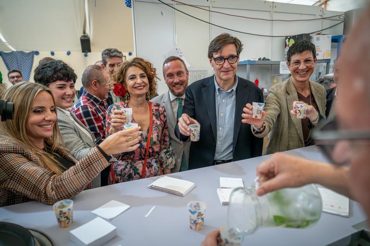 Montero e Illa, brindando con un rebujito en una caseta de la Feria de Abril