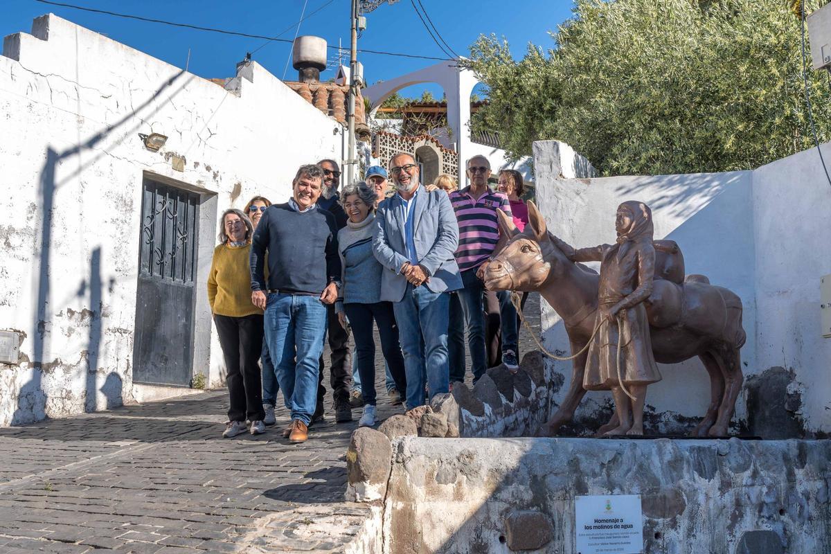 El alcalde Francisco García acompañado de personas que realizaron La Ruta de los Molinos e inauguraron la escultura de Víctor Navarro.