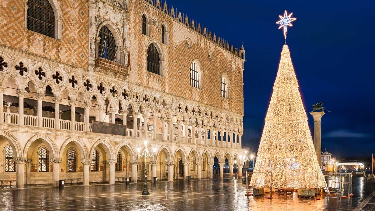 Imagen de un árbol de Navidad en la Plaza de San Marcos de Venecia.