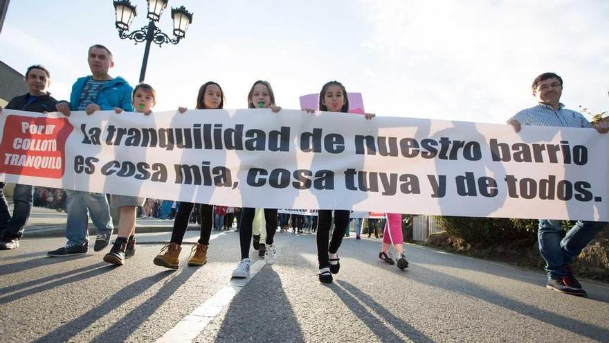 Niños y adultos sujetan una de las pancartas que se exhibieron durante la manifestación de Colloto.