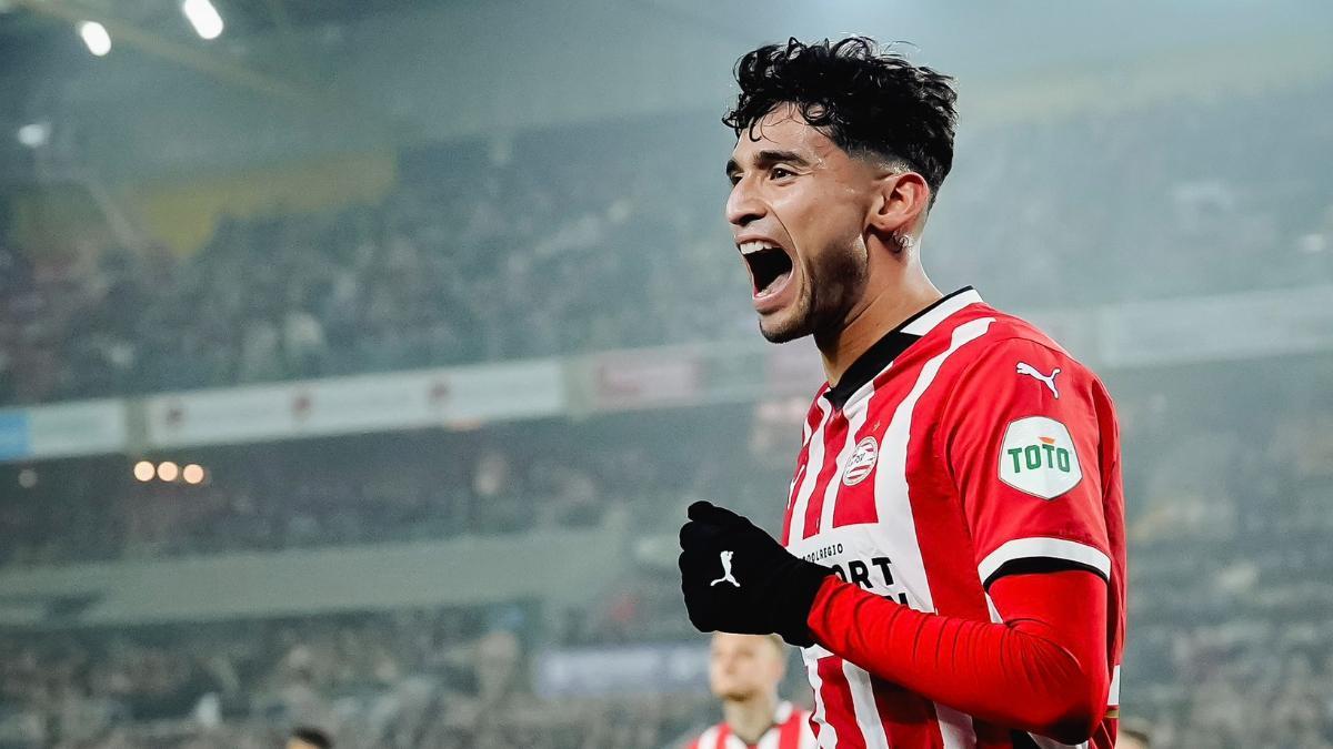 Pepi celebrando un gol con el PSV