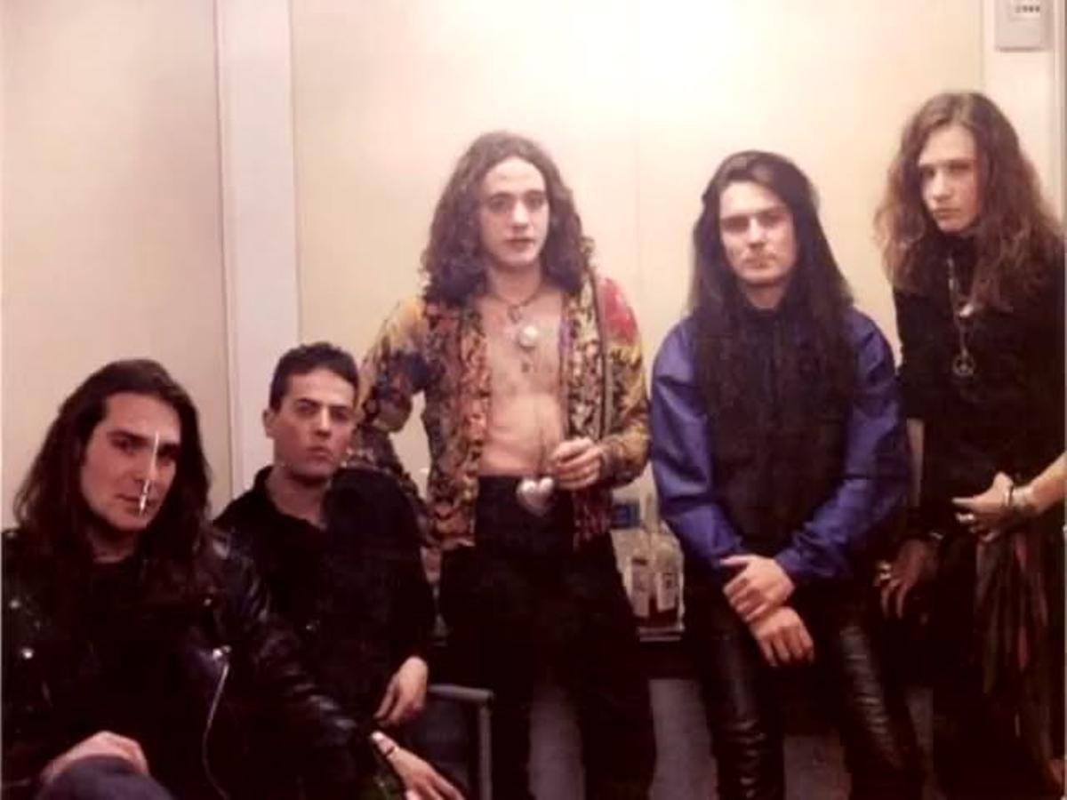 Miembros de Héroes del silencio con Copi en el camerino.