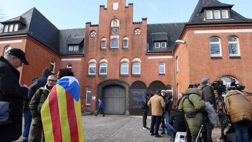 Medios y curiosos frente a la cárcel de Neumünster