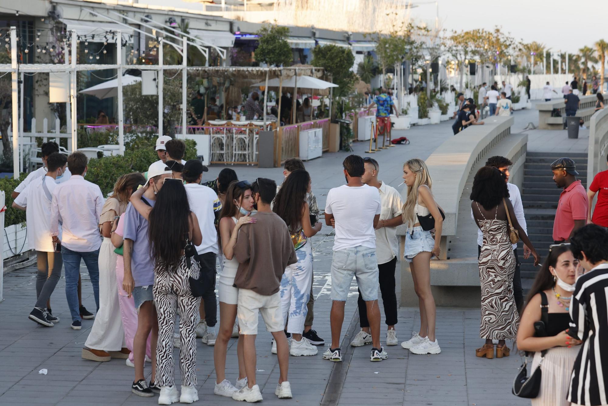 Ambiente en las zonas de ocio de La Marina y Honduras el día que se anuncian nuevas restricciones