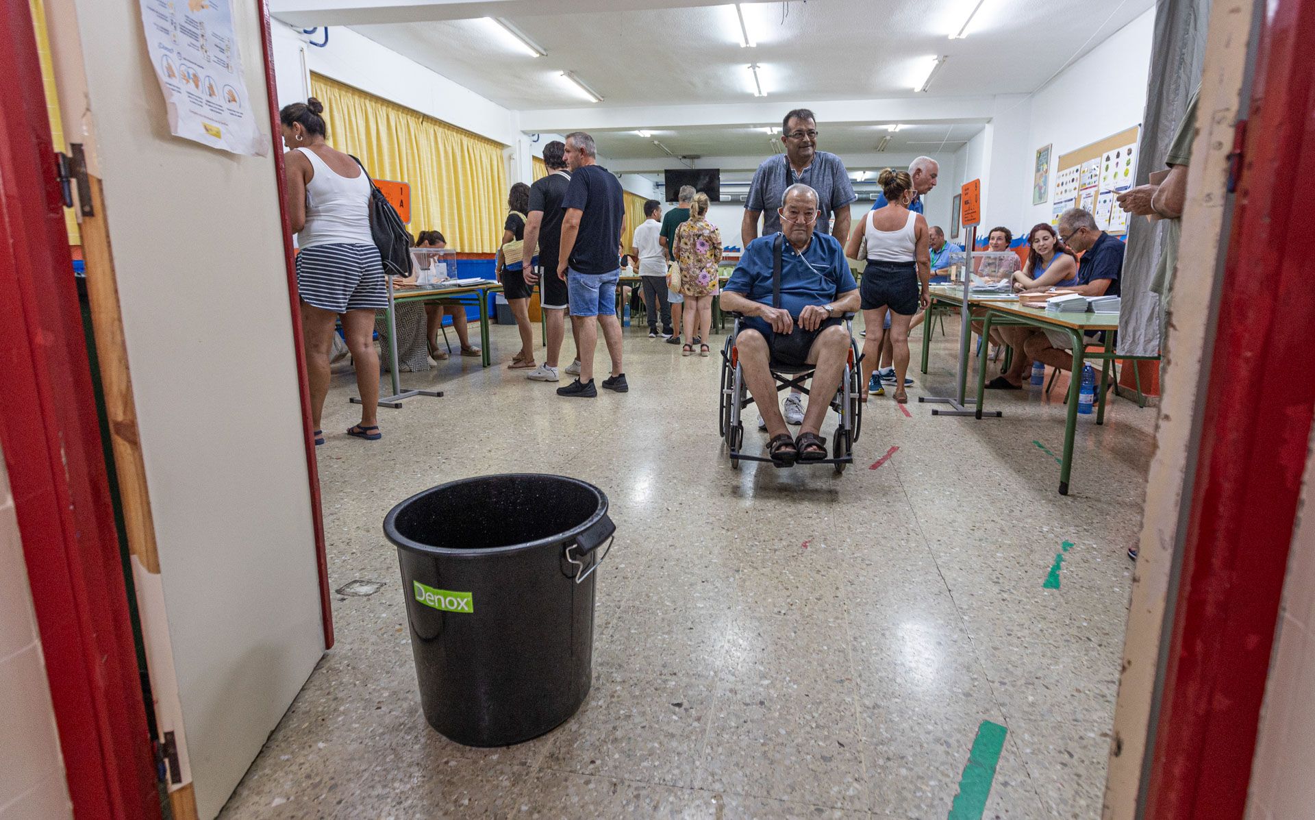 Jornada de papeletas y abanicos en Alicante