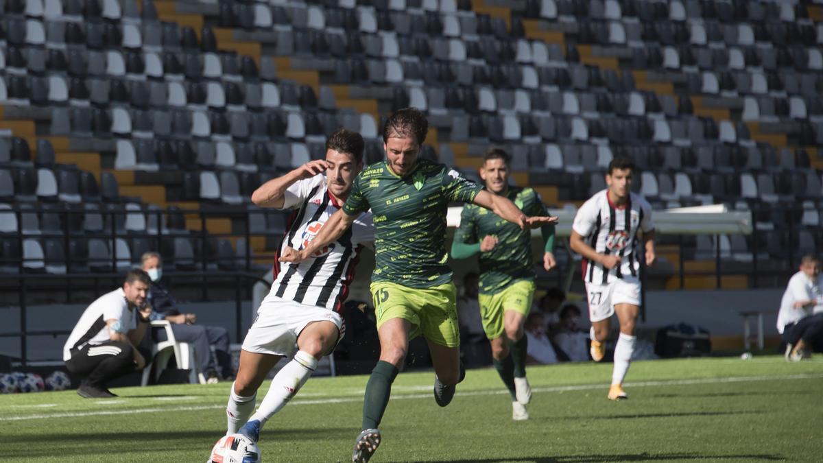 José Martínez, derecha, en un amistoso ante el Badajoz en noviembre pasado.